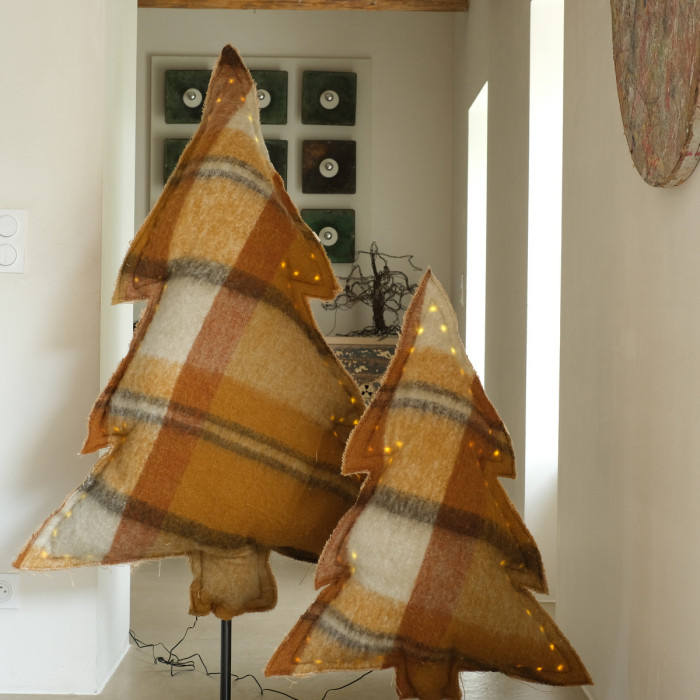 Les sapins lumineux marron-jaune