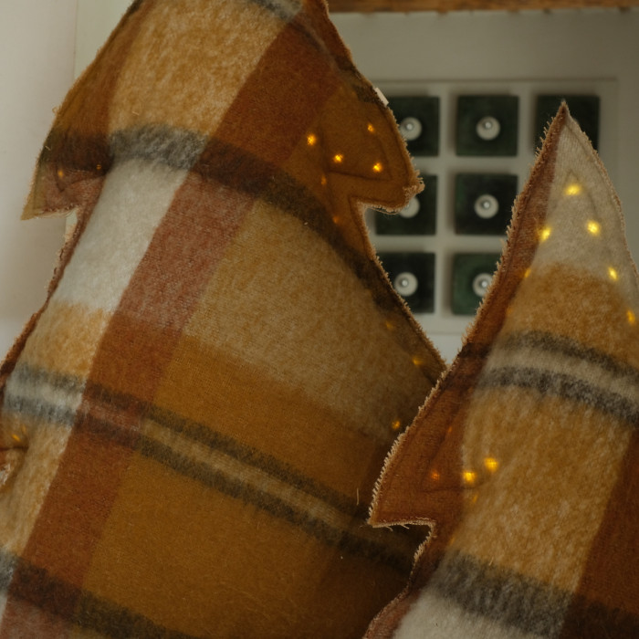 Les sapins lumineux marron-jaune