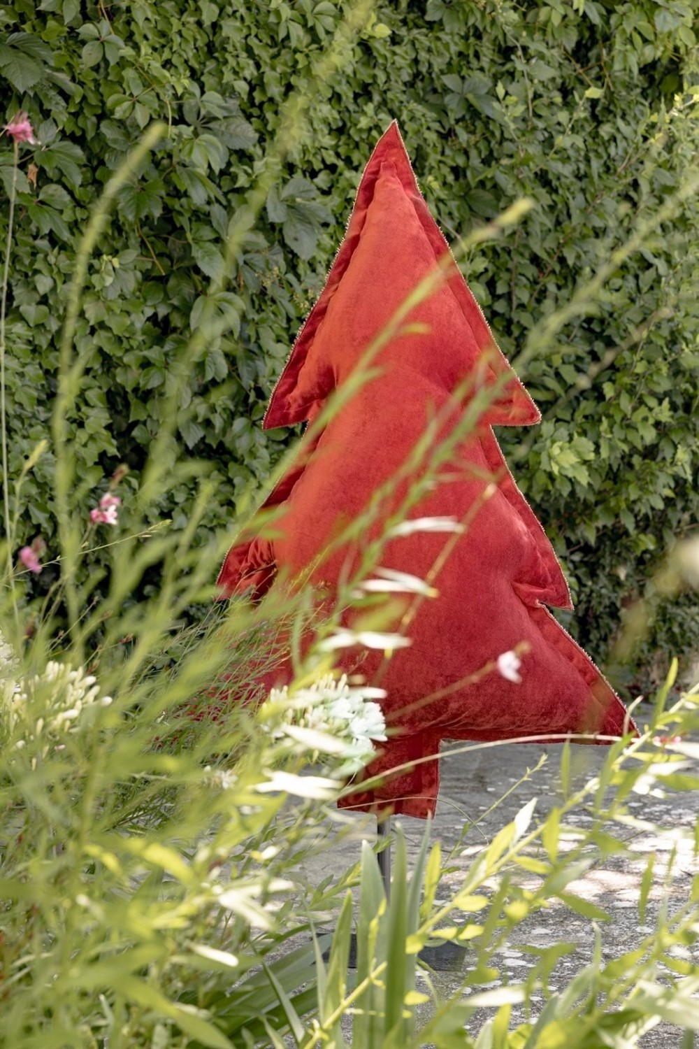 Les sapins lumineux rouges