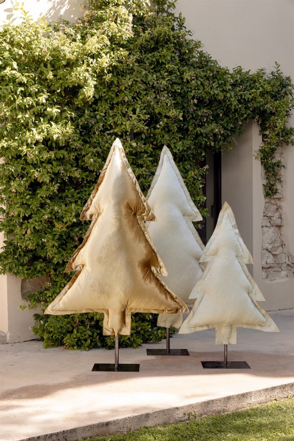 Les sapins lumineux blanc-beige