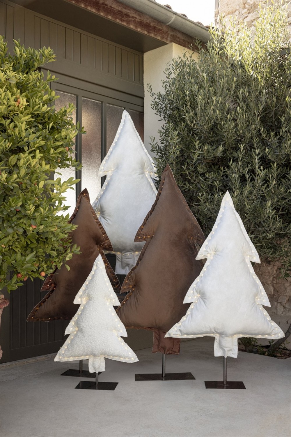 Les sapins lumineux marron-jaune