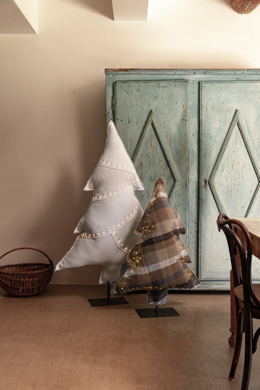 Les sapins enneigés blancs