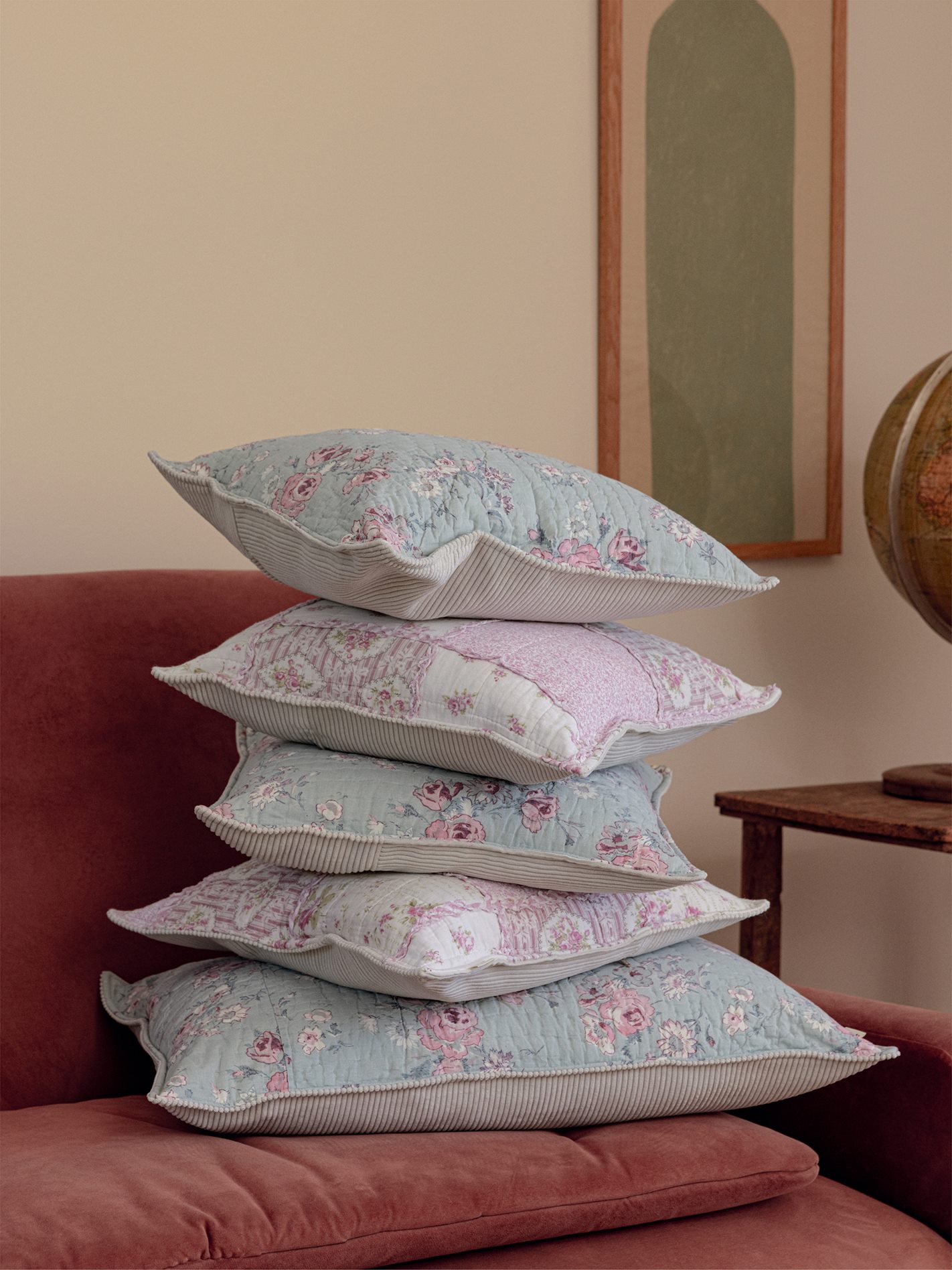 Coussins en patchwork de velours et tissus anciens